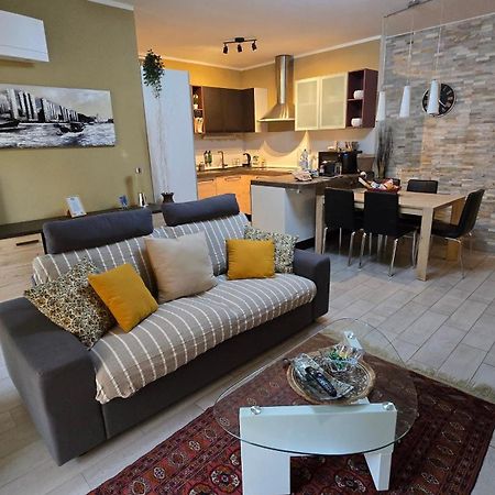 Varese Prime - Large Independent Apartment, Air Conditioning, 2 Bathrooms, 2 Free Covered Parking Spaces, No Restricted Traffic Zone, Train Station 100M, Theatre 150M, Historic City Centre Bagian luar foto