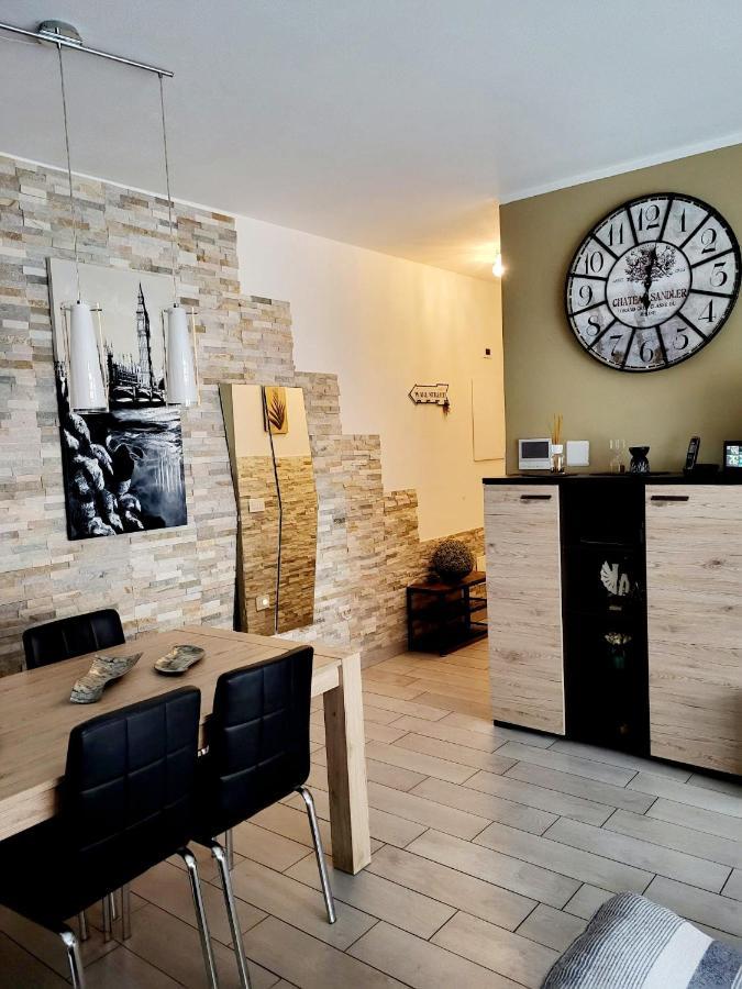 Varese Prime - Large Independent Apartment, Air Conditioning, 2 Bathrooms, 2 Free Covered Parking Spaces, No Restricted Traffic Zone, Train Station 100M, Theatre 150M, Historic City Centre Bagian luar foto