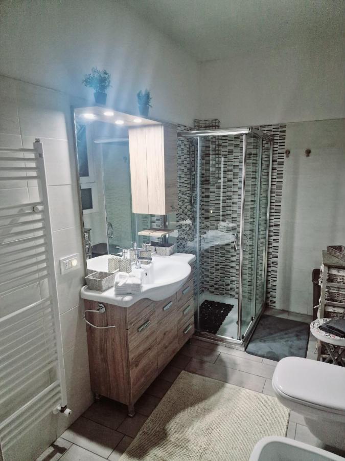 Varese Prime - Large Independent Apartment, Air Conditioning, 2 Bathrooms, 2 Free Covered Parking Spaces, No Restricted Traffic Zone, Train Station 100M, Theatre 150M, Historic City Centre Bagian luar foto