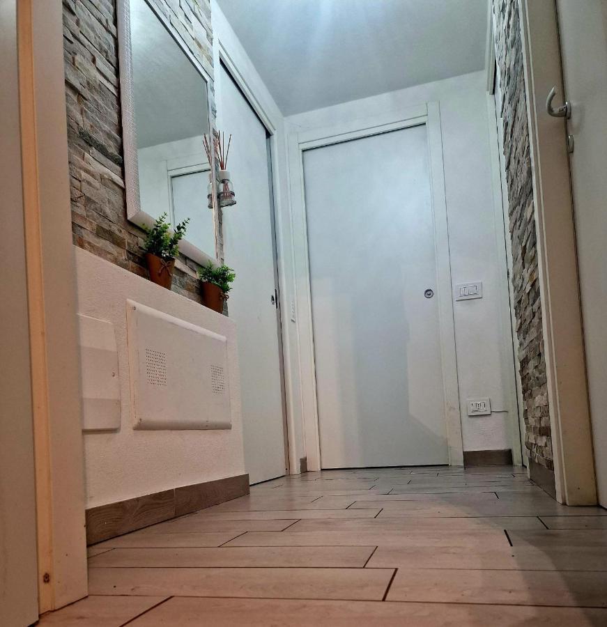 Varese Prime - Large Independent Apartment, Air Conditioning, 2 Bathrooms, 2 Free Covered Parking Spaces, No Restricted Traffic Zone, Train Station 100M, Theatre 150M, Historic City Centre Bagian luar foto