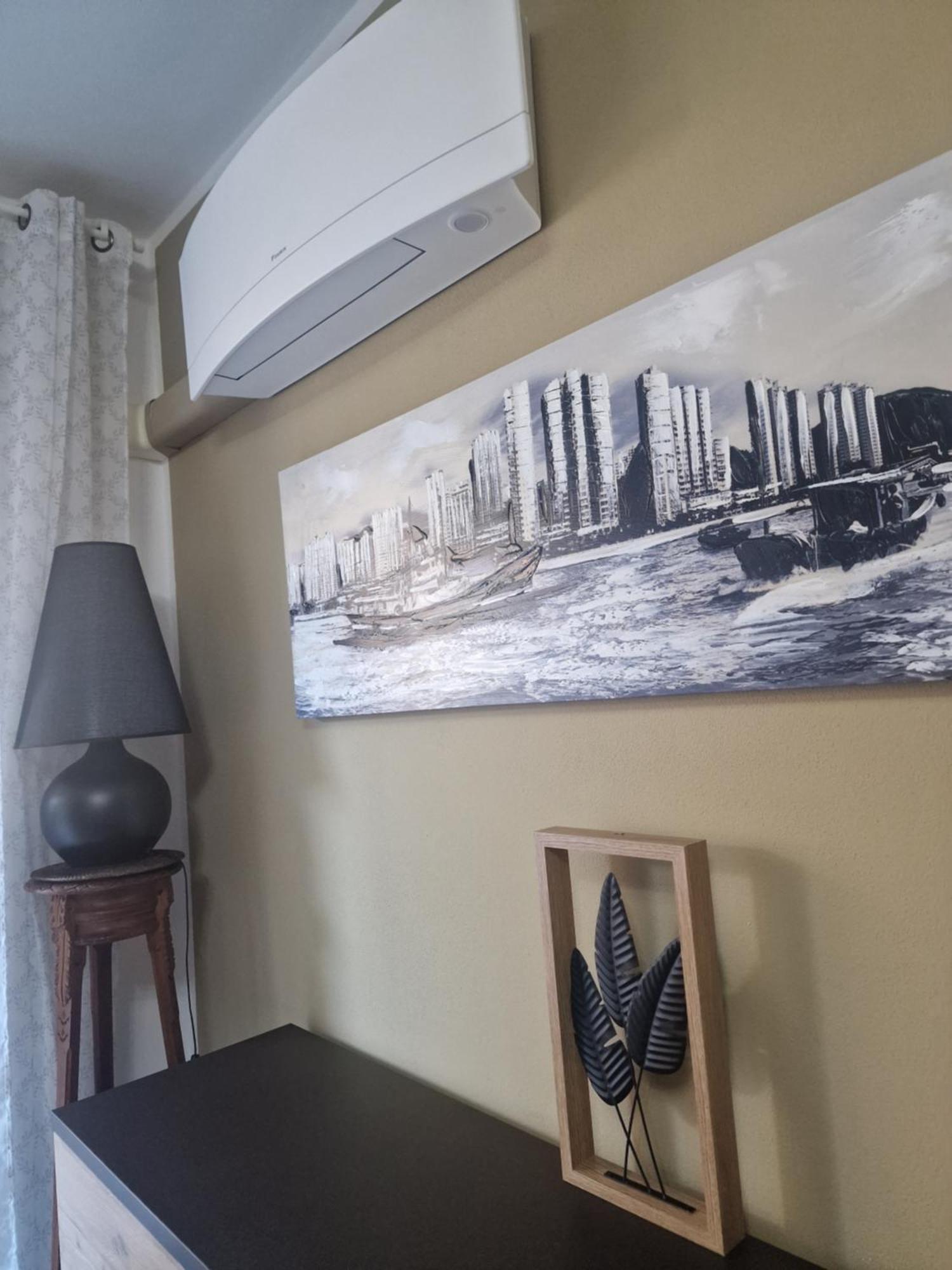 Varese Prime - Large Independent Apartment, Air Conditioning, 2 Bathrooms, 2 Free Covered Parking Spaces, No Restricted Traffic Zone, Train Station 100M, Theatre 150M, Historic City Centre Bagian luar foto
