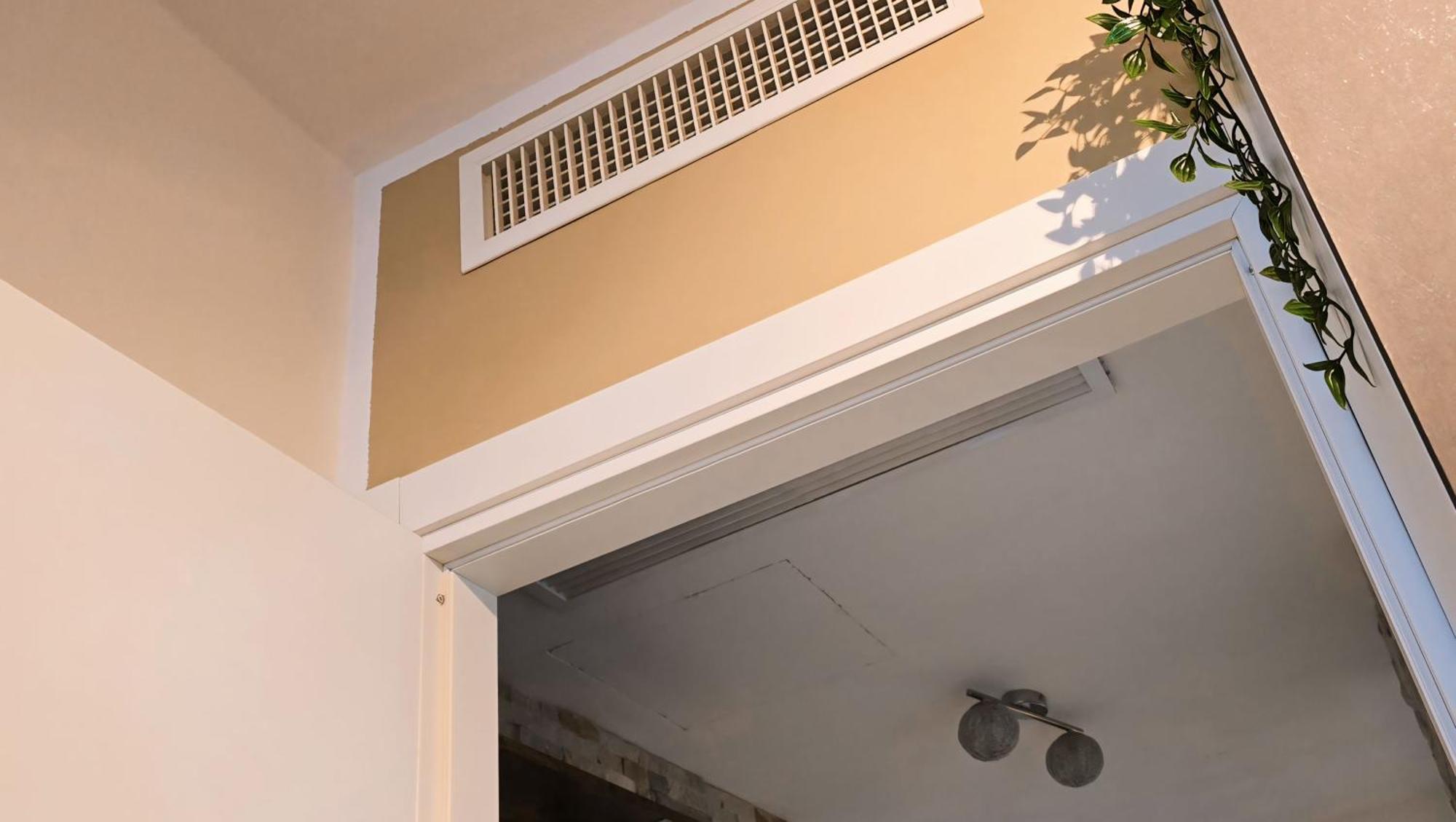 Varese Prime - Large Independent Apartment, Air Conditioning, 2 Bathrooms, 2 Free Covered Parking Spaces, No Restricted Traffic Zone, Train Station 100M, Theatre 150M, Historic City Centre Bagian luar foto