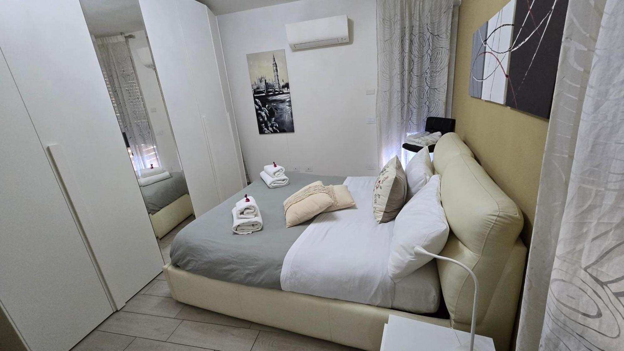 Varese Prime - Large Independent Apartment, Air Conditioning, 2 Bathrooms, 2 Free Covered Parking Spaces, No Restricted Traffic Zone, Train Station 100M, Theatre 150M, Historic City Centre Bagian luar foto