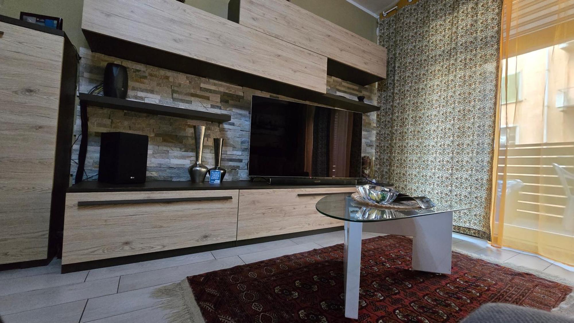 Varese Prime - Large Independent Apartment, Air Conditioning, 2 Bathrooms, 2 Free Covered Parking Spaces, No Restricted Traffic Zone, Train Station 100M, Theatre 150M, Historic City Centre Bagian luar foto