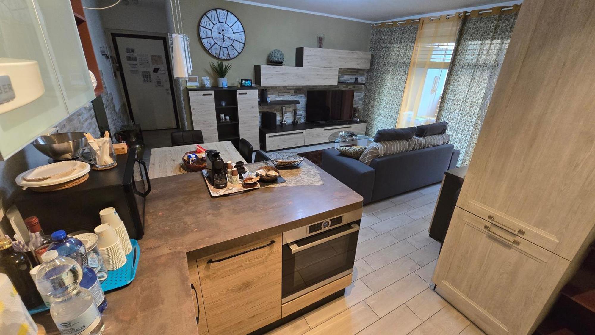 Varese Prime - Large Independent Apartment, Air Conditioning, 2 Bathrooms, 2 Free Covered Parking Spaces, No Restricted Traffic Zone, Train Station 100M, Theatre 150M, Historic City Centre Bagian luar foto