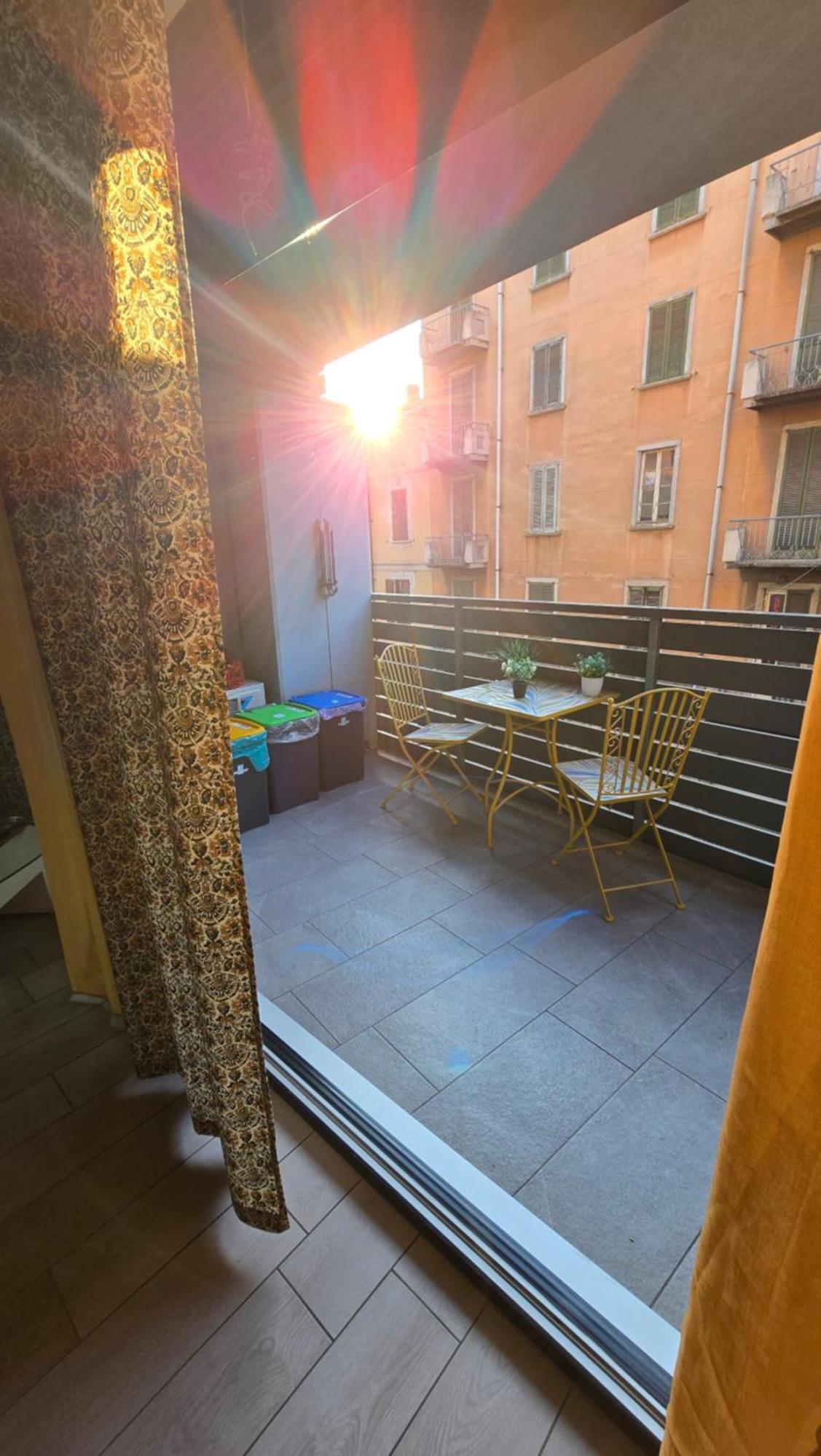Varese Prime - Large Independent Apartment, Air Conditioning, 2 Bathrooms, 2 Free Covered Parking Spaces, No Restricted Traffic Zone, Train Station 100M, Theatre 150M, Historic City Centre Bagian luar foto
